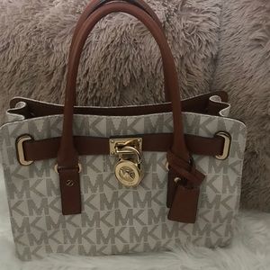 Michael Kors signature Hamilton bag. (Barely used)